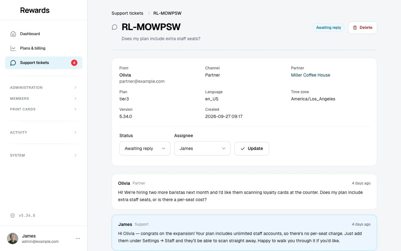 An open ticket with the sender context panel, the conversation thread, and the reply box with its internal-note option.