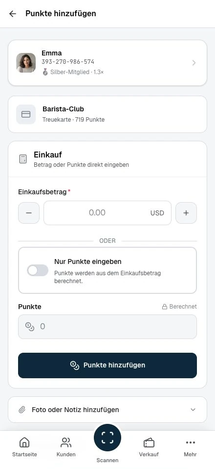 Mitarbeiter prüfen den Einkaufsbetrag, bevor sie Punkte hinzufügen.
