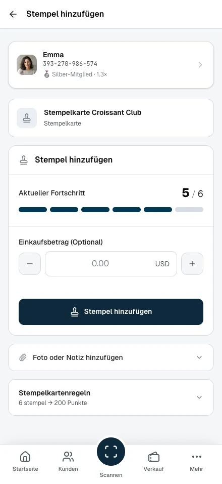 Mitarbeiter fügen der Karte eines Kunden einen Stempel hinzu.