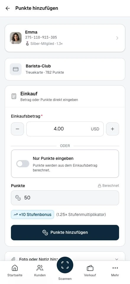 Mitarbeiter geben den Einkaufsbetrag ein und prüfen die Punkte vor der Bestätigung.