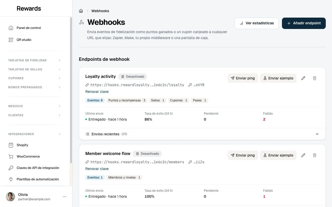 La pantalla de webhooks en el panel del negocio, con endpoints de ejemplo en pausa y sus eventos suscritos.