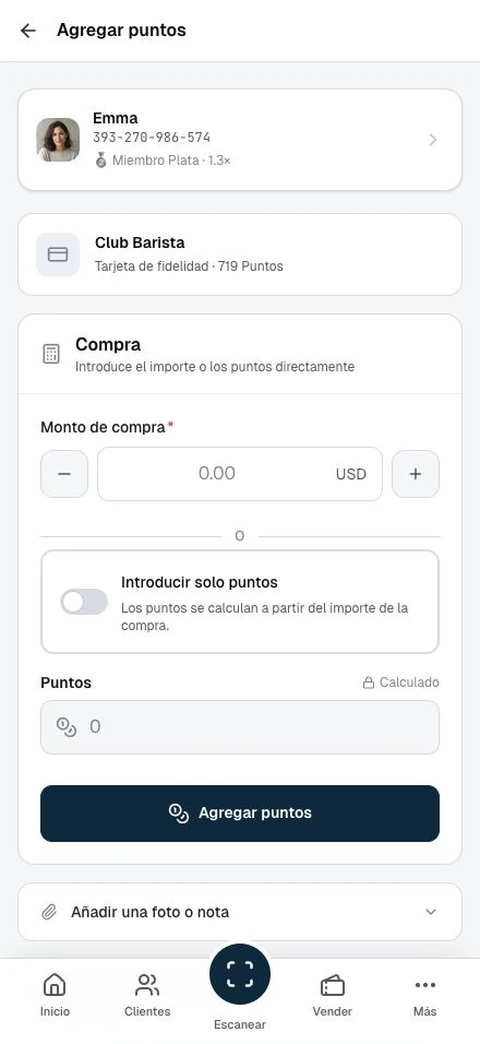 El personal revisa el importe de la compra antes de añadir puntos.