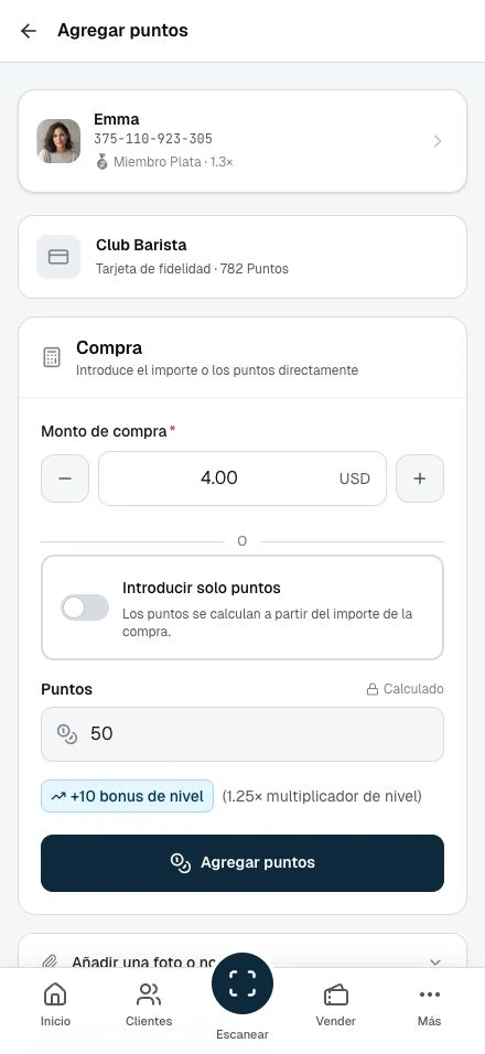 El personal introduce el importe de la compra y revisa los puntos antes de confirmar.