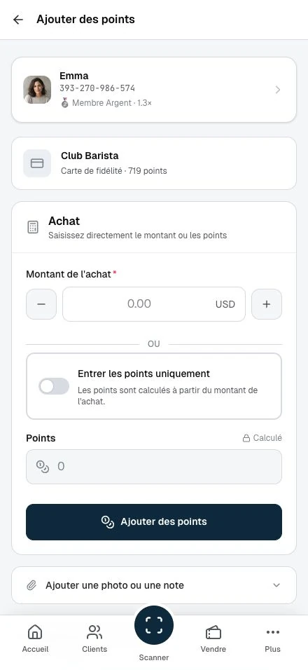 Le personnel vérifie le montant de l'achat avant d'ajouter des points.