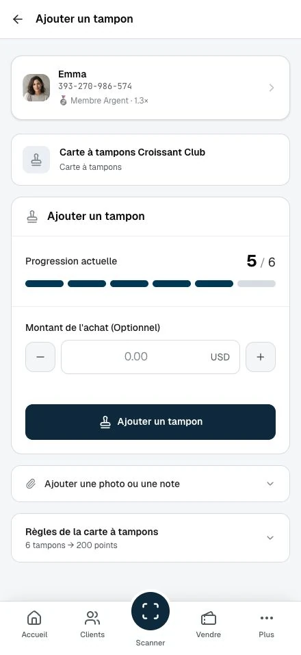 Le personnel ajoute un tampon à la carte d'un client.