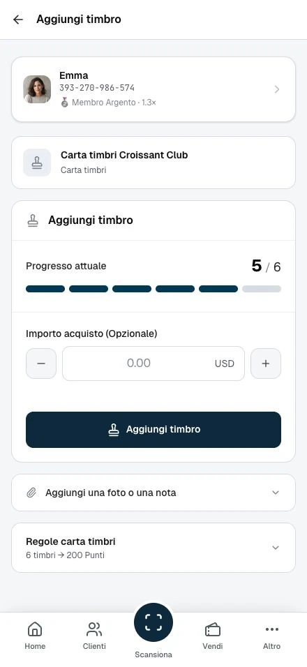 Il personale aggiunge un timbro alla carta di un cliente.