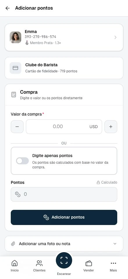 A equipe confere o valor da compra antes de adicionar pontos.