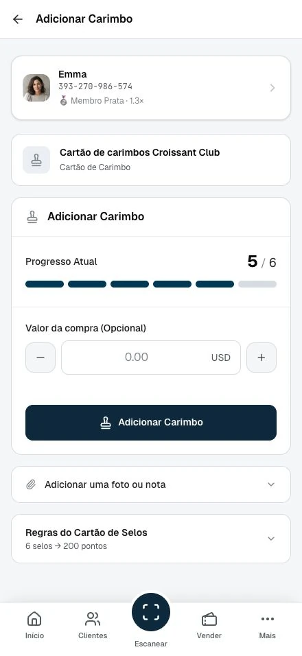 A equipe adiciona um carimbo ao cartão de um cliente.