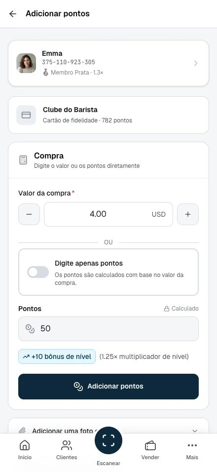 A equipe informa o valor da compra e confere os pontos antes de confirmar.